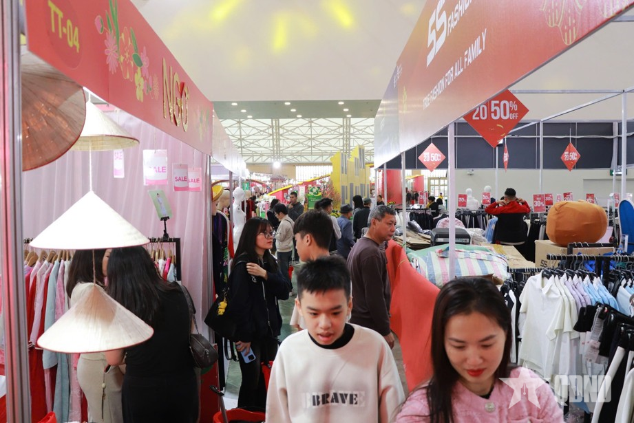 Người dân nô nức sắm Tết tại Hội chợ Mùa xuân

